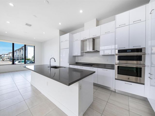 Home for rent at 8120 NW 43rd St 8120 - photo 7486388