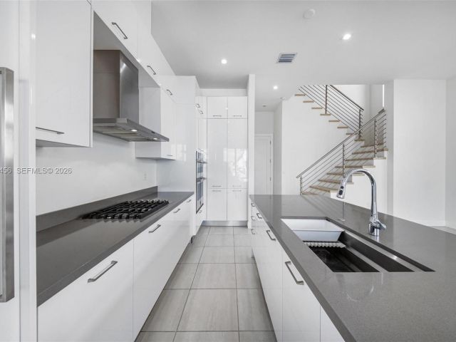 Home for rent at 8120 NW 43rd St 8120 - photo 7486391