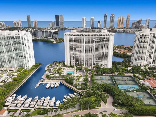3-bedroom condo for sale in Aventura - 7000 Island Blvd 2404 - MondialRealty