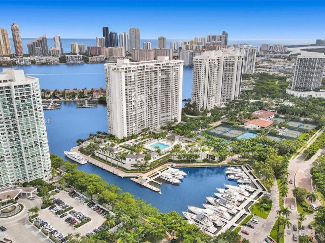 3-bedroom condo for sale in Aventura - 7000 Island Blvd 2404 - MondialRealty