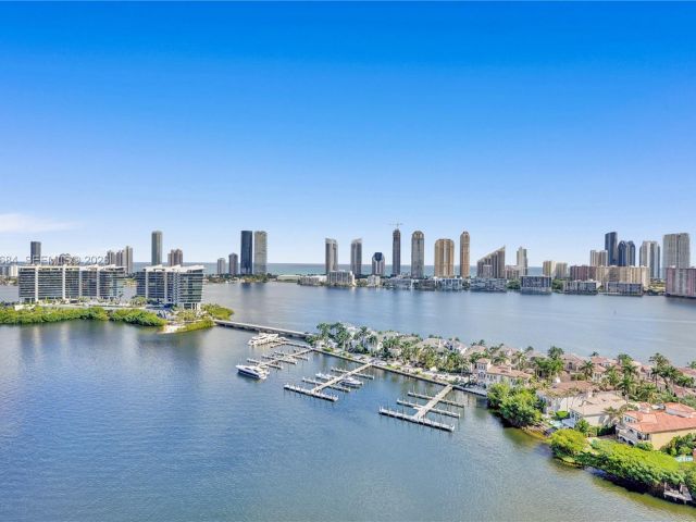 3-bedroom condo for sale in Aventura - 7000 Island Blvd 2404 - MondialRealty
