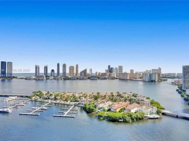 3-bedroom condo for sale in Aventura - 7000 Island Blvd 2404 - MondialRealty