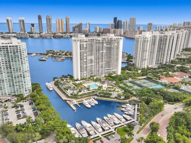 3-bedroom condo for sale in Aventura - 7000 Island Blvd 2404 - MondialRealty