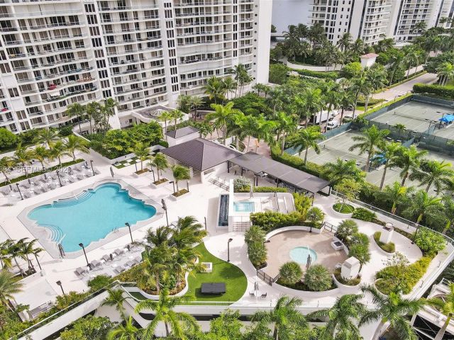 3-bedroom condo for sale in Aventura - 7000 Island Blvd 2404 - MondialRealty