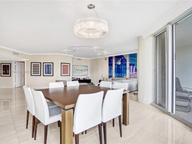 3-bedroom condo for sale in Aventura - 7000 Island Blvd 2404 - MondialRealty