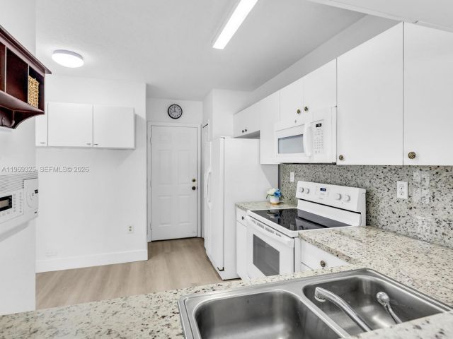 Home for rent at 11512 NW 48th Ter # - photo 7484530