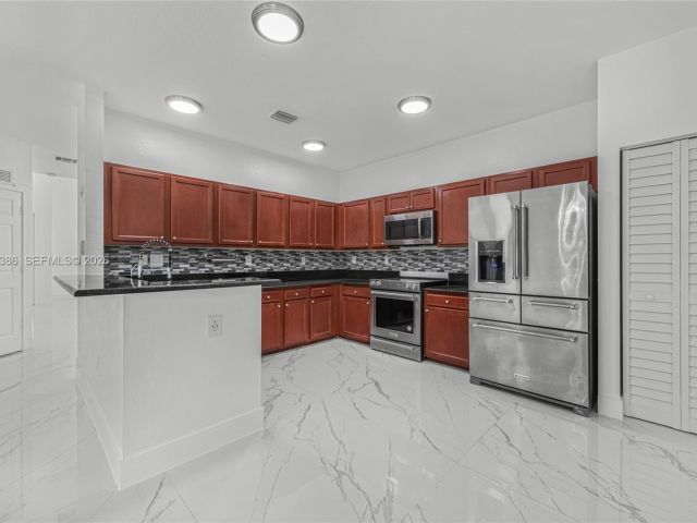 Home for sale at 642 SE 37th PL - photo 7493154