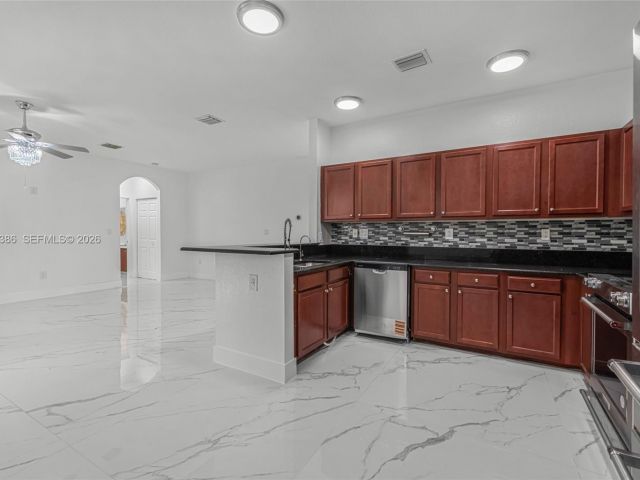 Home for sale at 642 SE 37th PL - photo 7493155