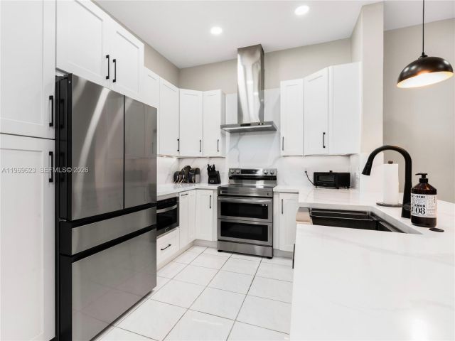 Home for sale at 835 NE 17th Way - photo 7482538