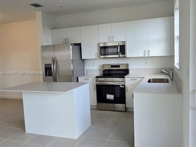 3-bedroom home for rent in Homestead - 2729 SE 26th Rd 2729 - MondialRealty