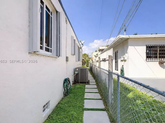 5-bedroom home for sale in Miami - 1611 SW 21st St - MondialRealty
