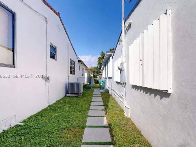 5-bedroom home for sale in Miami - 1611 SW 21st St - MondialRealty