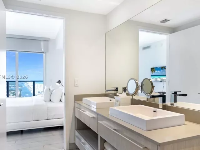 2-bedroom condo for sale in Hollywood - 4010 S Ocean Dr T4002 - MondialRealty