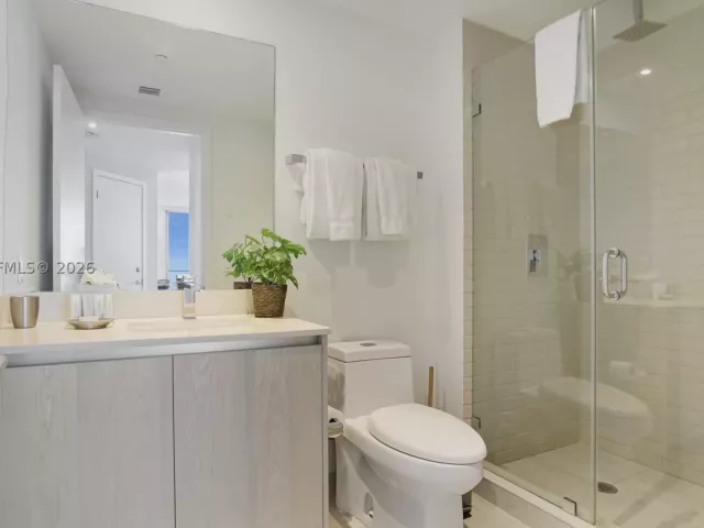2-bedroom condo for sale in Hollywood - 4010 S Ocean Dr T4002 - MondialRealty