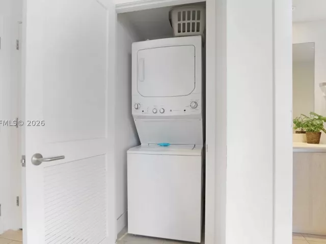 2-bedroom condo for sale in Hollywood - 4010 S Ocean Dr T4002 - MondialRealty