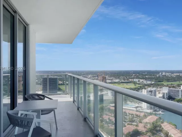 2-bedroom condo for sale in Hollywood - 4010 S Ocean Dr T4002 - MondialRealty