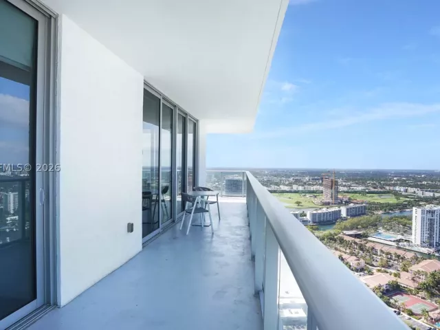 2-bedroom condo for sale in Hollywood - 4010 S Ocean Dr T4002 - MondialRealty