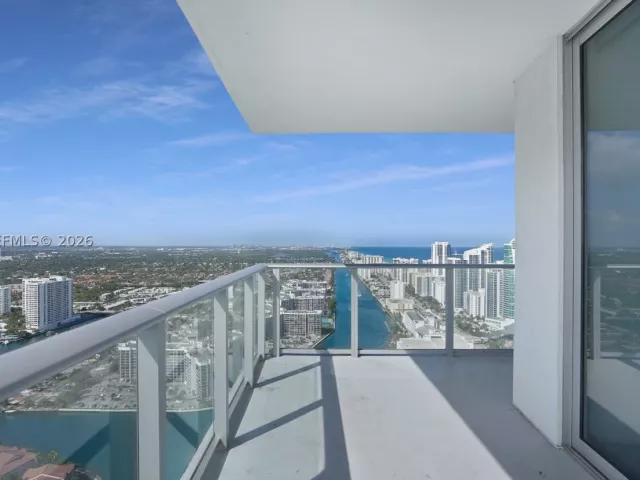 2-bedroom condo for sale in Hollywood - 4010 S Ocean Dr T4002 - MondialRealty