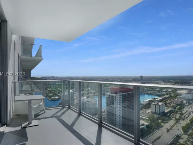2-bedroom condo for sale in Hollywood - 4010 S Ocean Dr T4002 - MondialRealty