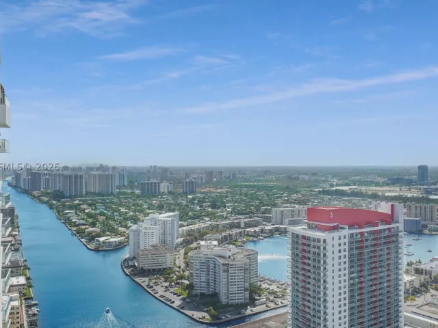 2-bedroom condo for sale in Hollywood - 4010 S Ocean Dr T4002 - MondialRealty