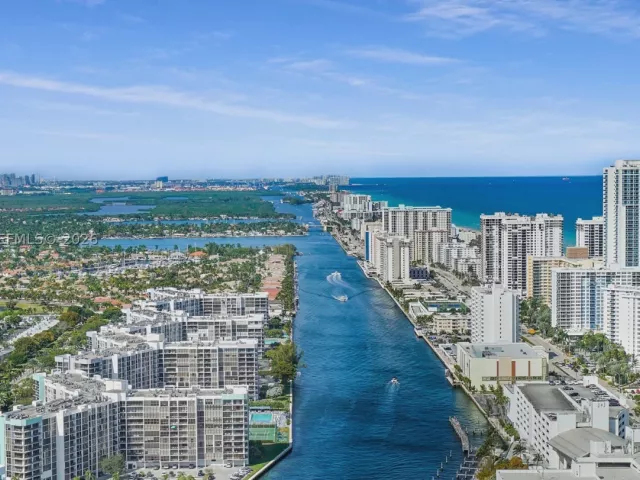 2-bedroom condo for sale in Hollywood - 4010 S Ocean Dr T4002 - MondialRealty