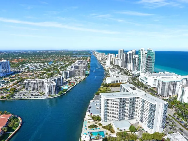 2-bedroom condo for sale in Hollywood - 4010 S Ocean Dr T4002 - MondialRealty