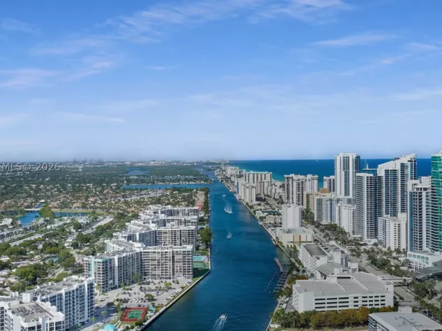 2-bedroom condo for sale in Hollywood - 4010 S Ocean Dr T4002 - MondialRealty
