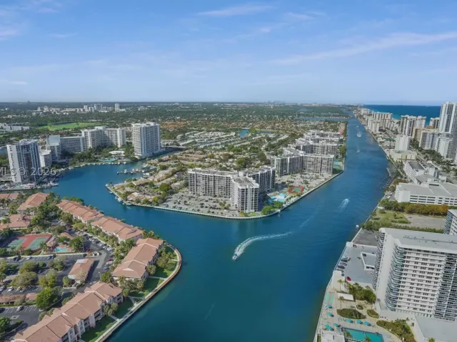 2-bedroom condo for sale in Hollywood - 4010 S Ocean Dr T4002 - MondialRealty