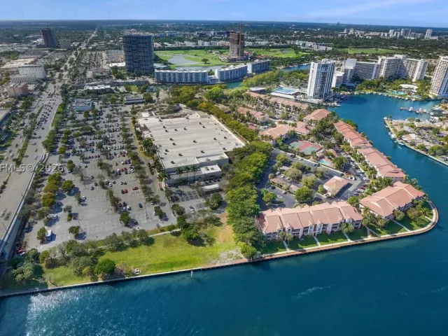 2-bedroom condo for sale in Hollywood - 4010 S Ocean Dr T4002 - MondialRealty