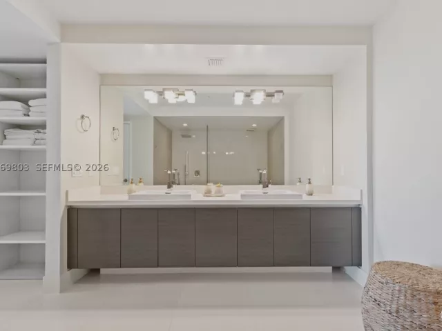 2-bedroom condo for sale in Sunny Isles Beach - 300 Sunny Isles Blvd 4-2405 - MondialRealty