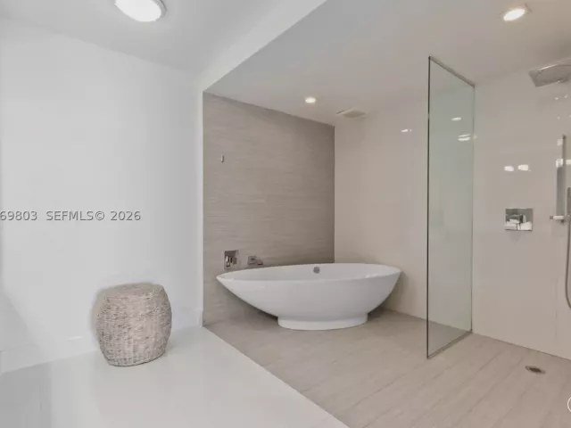 2-bedroom condo for sale in Sunny Isles Beach - 300 Sunny Isles Blvd 4-2405 - MondialRealty