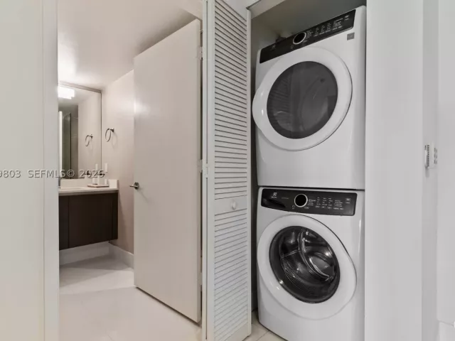2-bedroom condo for sale in Sunny Isles Beach - 300 Sunny Isles Blvd 4-2405 - MondialRealty