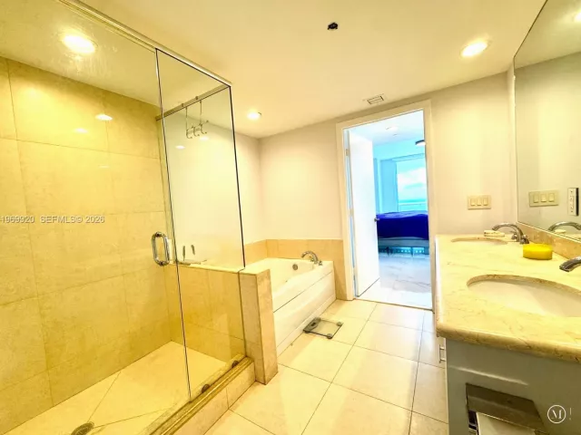 3-bedroom condo for rent in Miami - 50 Biscayne Blvd 4710 - MondialRealty