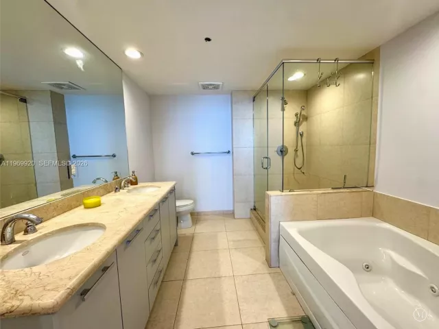 3-bedroom condo for rent in Miami - 50 Biscayne Blvd 4710 - MondialRealty