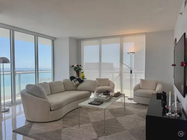 3-bedroom condo for rent in Miami - 50 Biscayne Blvd 4710 - MondialRealty