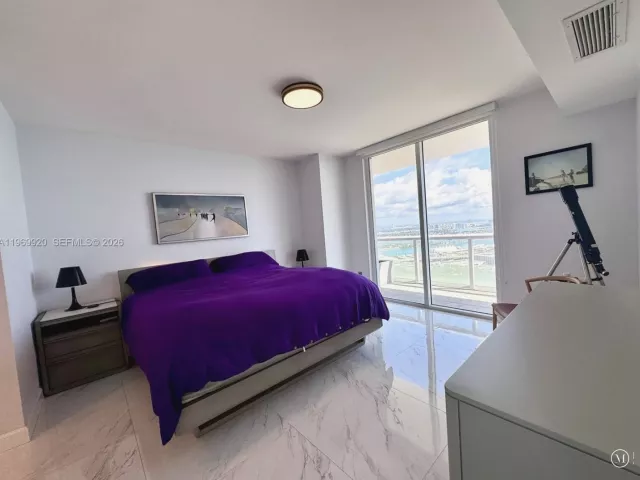 3-bedroom condo for rent in Miami - 50 Biscayne Blvd 4710 - MondialRealty