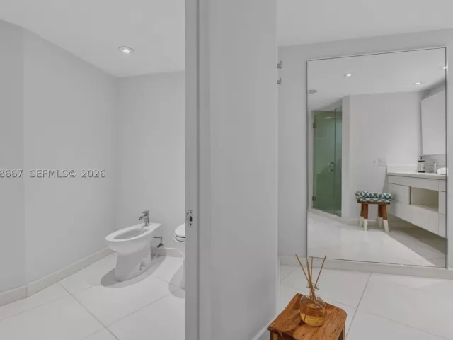 3-bedroom condo for sale in Key Biscayne - 600 Grapetree Dr 11BN - MondialRealty