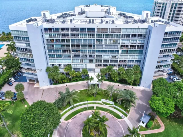 3-bedroom condo for sale in Key Biscayne - 600 Grapetree Dr 11BN - MondialRealty