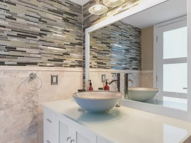 2-bedroom condo for sale in Hollywood - 2101 S Ocean Dr 2804 - MondialRealty