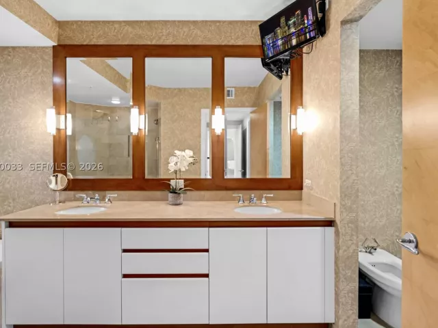 2-bedroom condo for rent in Miami Beach - 1500 Ocean Dr 704 - MondialRealty