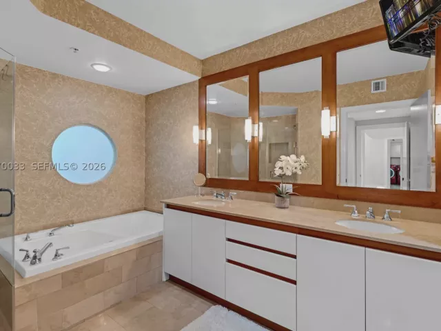2-bedroom condo for rent in Miami Beach - 1500 Ocean Dr 704 - MondialRealty