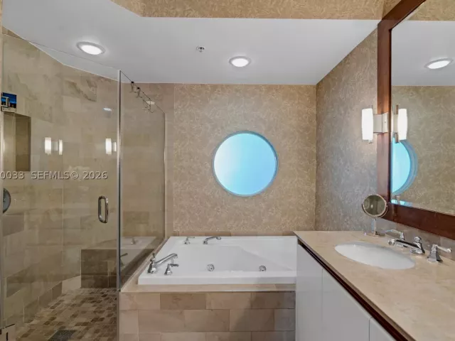 2-bedroom condo for rent in Miami Beach - 1500 Ocean Dr 704 - MondialRealty