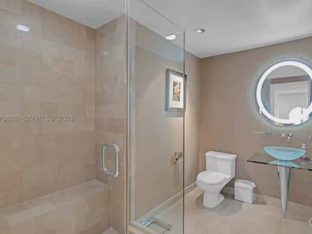 2-bedroom condo for rent in Miami Beach - 1500 Ocean Dr 704 - MondialRealty