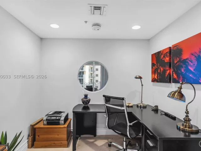 2-bedroom condo for rent in Miami Beach - 1500 Ocean Dr 704 - MondialRealty