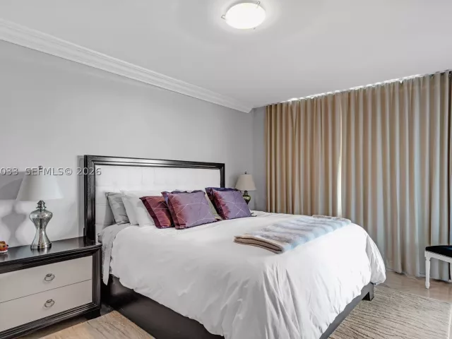 2-bedroom condo for rent in Miami Beach - 1500 Ocean Dr 704 - MondialRealty