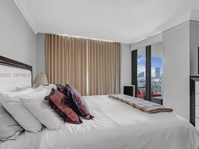 2-bedroom condo for rent in Miami Beach - 1500 Ocean Dr 704 - MondialRealty