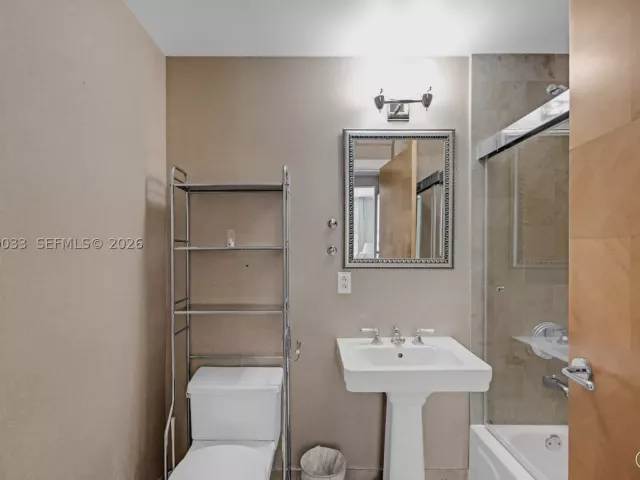 2-bedroom condo for rent in Miami Beach - 1500 Ocean Dr 704 - MondialRealty