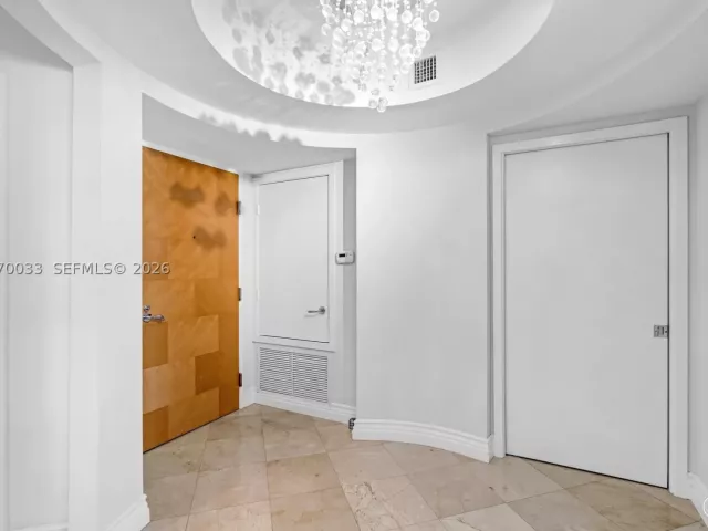 2-bedroom condo for rent in Miami Beach - 1500 Ocean Dr 704 - MondialRealty