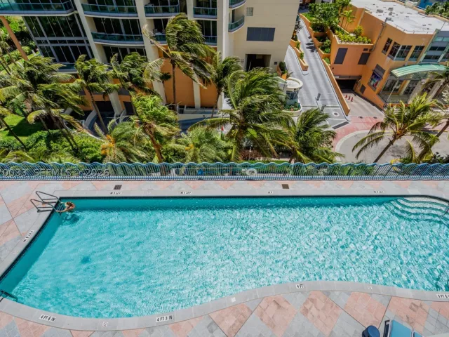 2-bedroom condo for rent in Miami Beach - 1500 Ocean Dr 704 - MondialRealty
