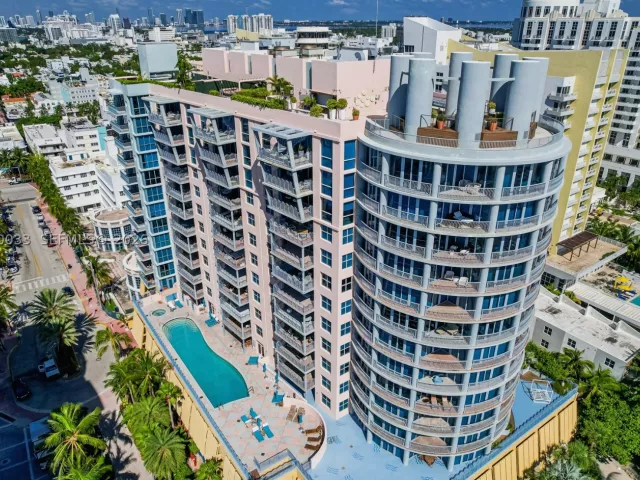 2-bedroom condo for rent in Miami Beach - 1500 Ocean Dr 704 - MondialRealty
